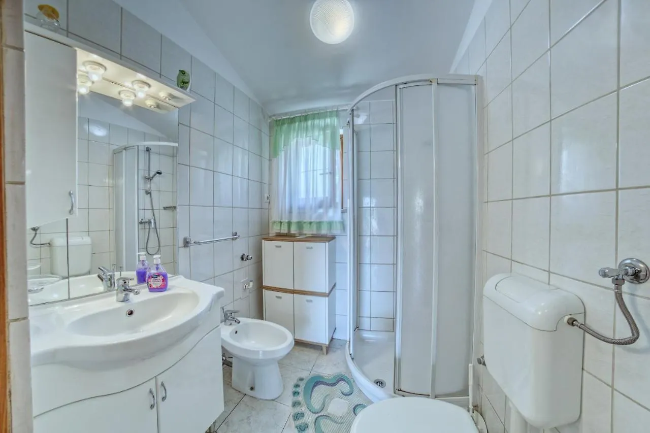 Apartmets Slavica 1644 バニョレ アパート